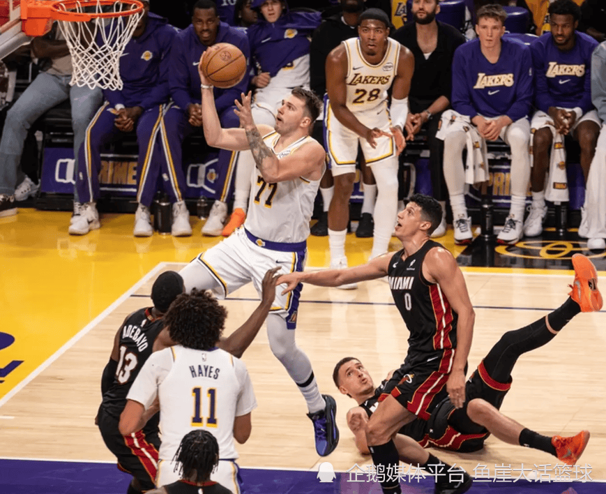 皇家马德里今夜门线救险东契奇遭遇十二连败，这一次真的尼斯围绕NBA常规赛外线爆发的简单介绍